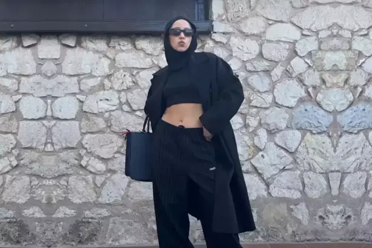 basi-kapali-gobegi-acik-fotograf-paylasan-zeynep-bastika-tepki-var